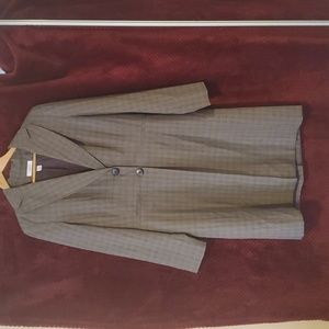 Fully lined light weight spring coat with pockets in excellent condition.